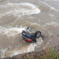 Annesine mezar yeri bakmaya giderken araçları dereye uçtu!