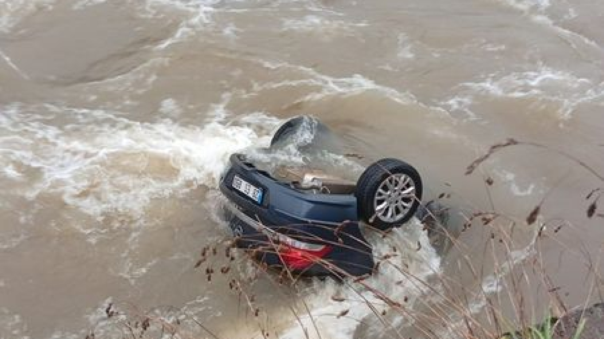 Peş peşe 3 cenaze! Annesine mezar yeri bakmaya giderken araçları dereye uçtu! | Son dakika haberleri