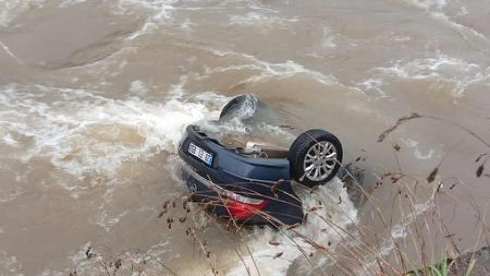 Annesine mezar yeri bakmaya giderken araçları dereye uçtu!