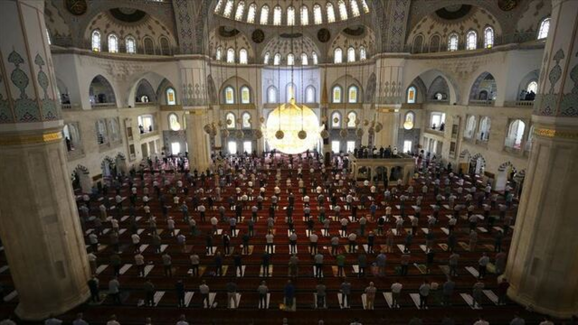 Diyanet anlatımı ile Cuma namazı kılınışı: Cuma namazı nasıl kılınır? Cuma namazı farz mıdır ve kaç rekattır? Cuma namazında okunacak dualar ve sureler