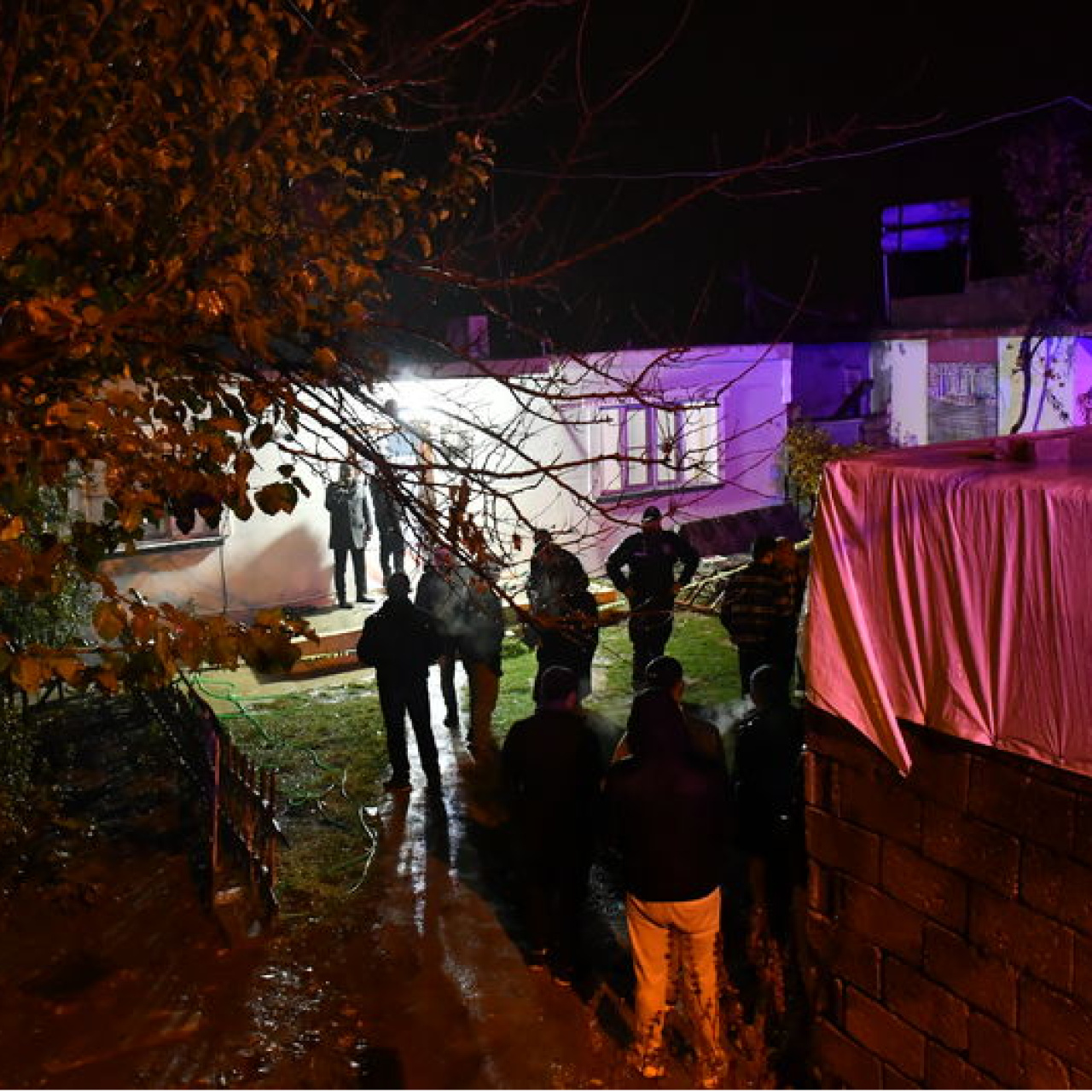 Silahla eşi ile bacanağını öldürdü