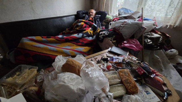 Hafızasını kaybetti evinden 4 kamyon çöp çıkarıldı