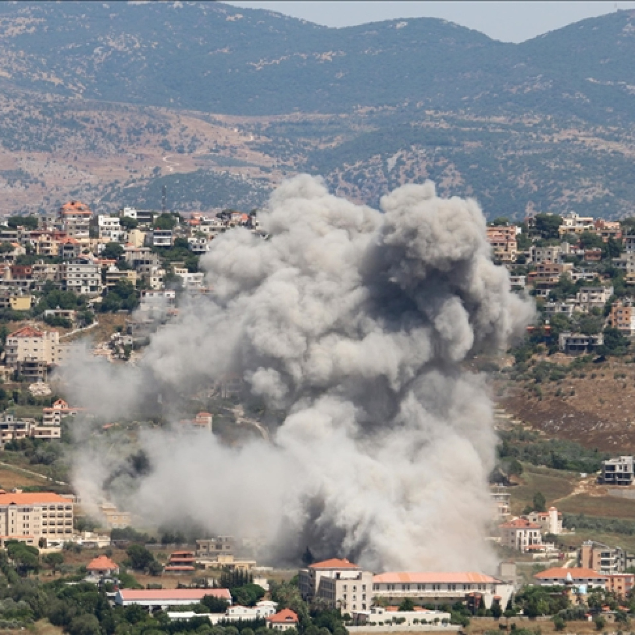 İsrail, Lübnan'ı vurdu