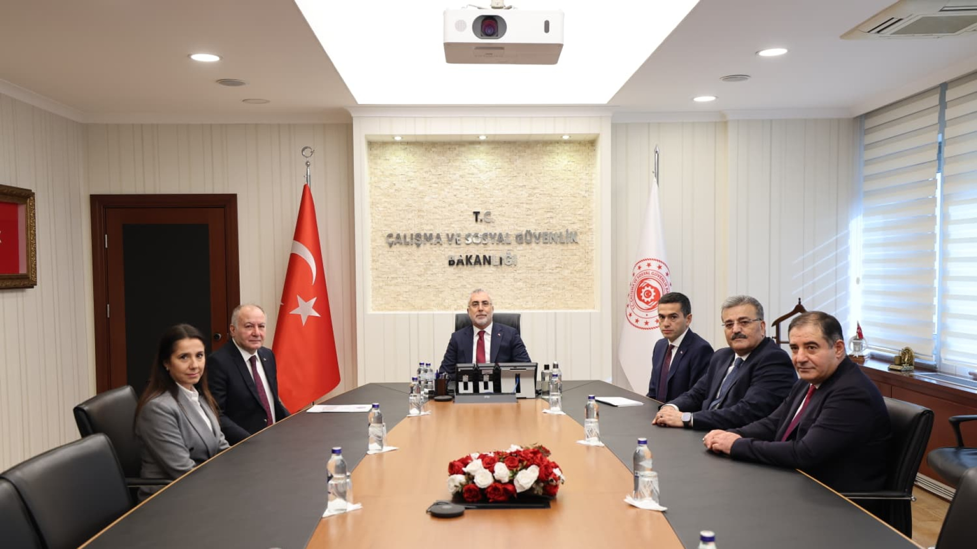 Bakan Işıkhan: Sosyal diyaloğa açık olarak süreci tamamlayacağız - İş-Yaşam Haberleri