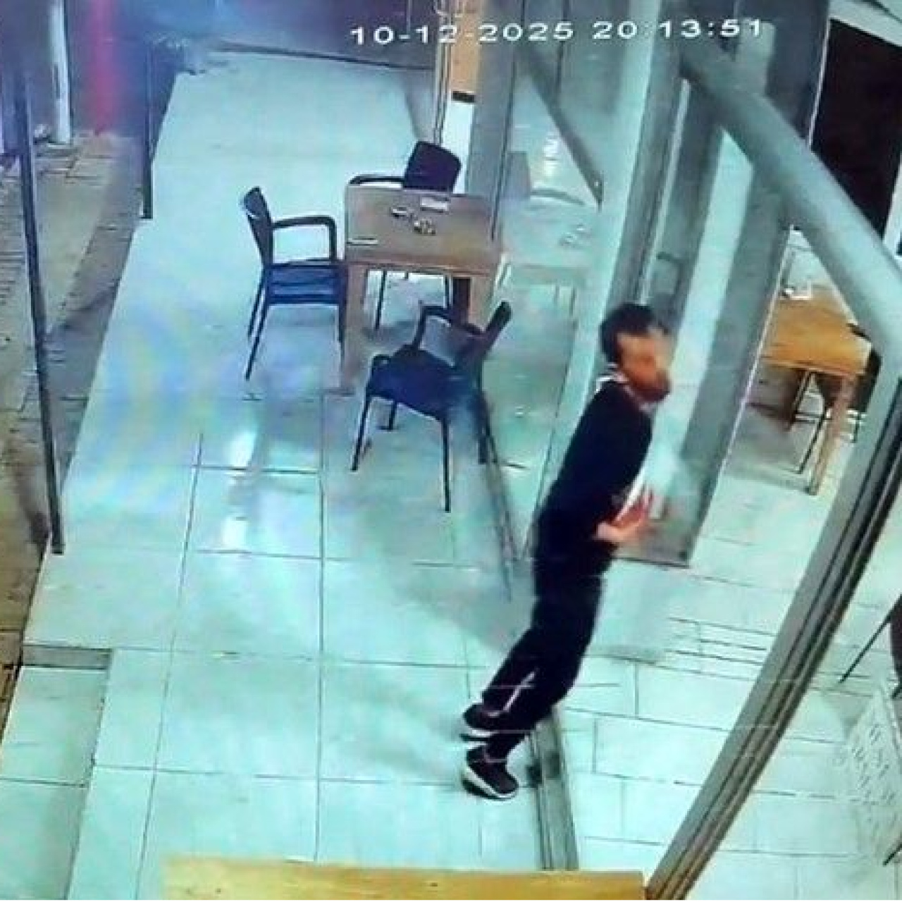 Garson kendi sildiği camı fark etmedi!