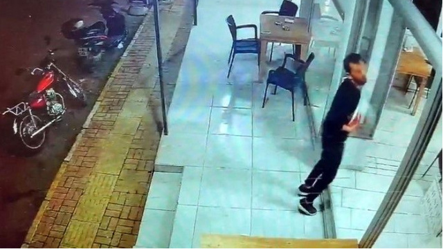 Garson kendi sildiği camı fark etmedi!