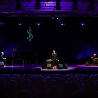 Cem Adrian özel bir konserle İş Sanat’taydı