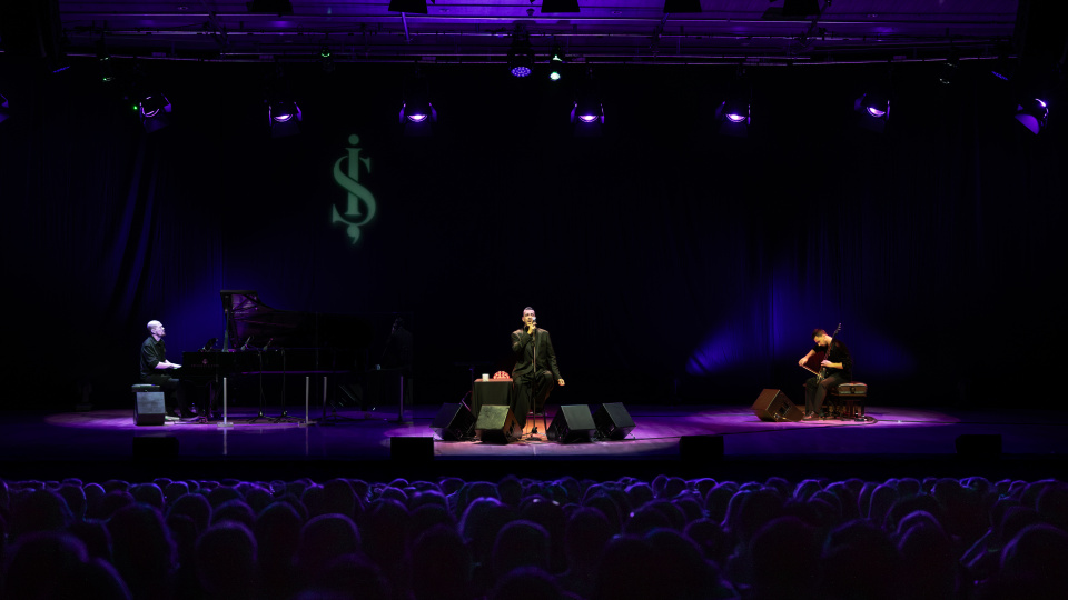 Cem Adrian özel bir konserle İş Sanat'taydı