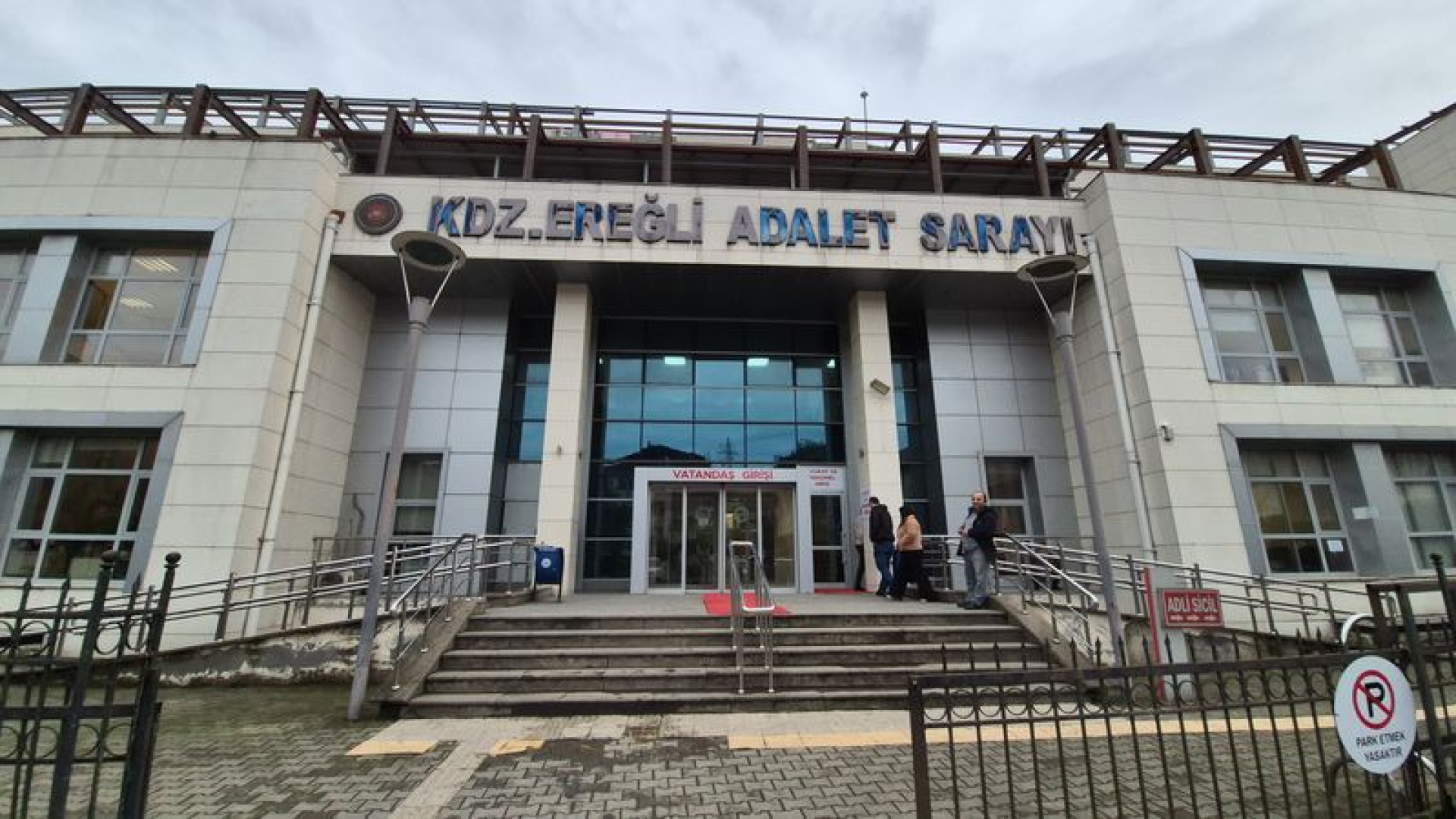 Silah kaçakçılığı operasyonunda 1’i polis 3 tutuklama