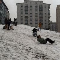 Çocukların poşetli, kızaklı eğlencesi