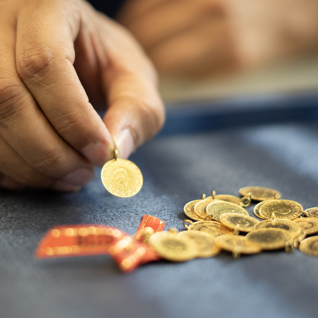 Altın haftayı yükselişle kapatıyor