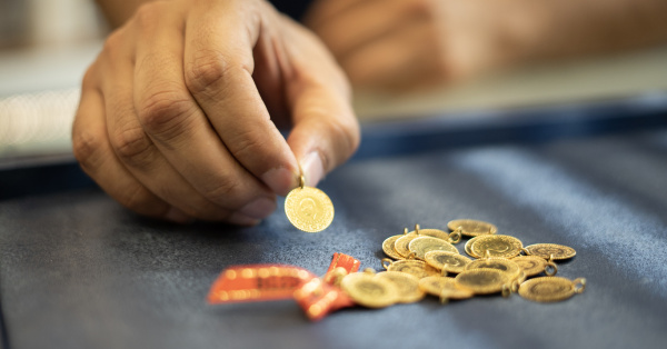 Altın haftayı yükselişle kapatıyor