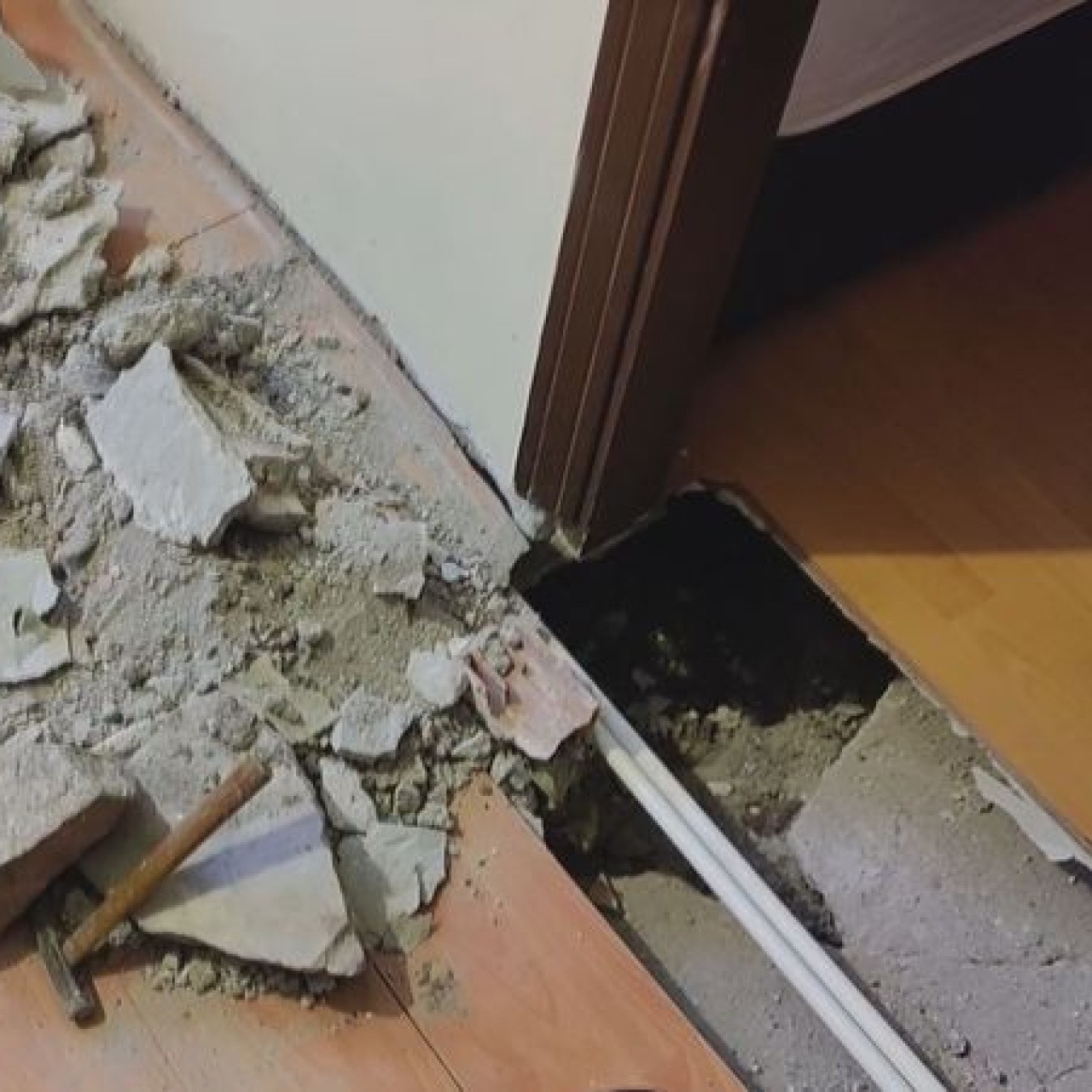 4 katlı binanın zemininde çökme meydana geldi