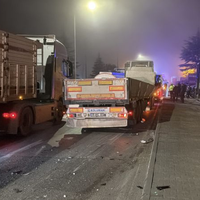 TIR ile servis minibüsü çarpıştı: 9 yaralı