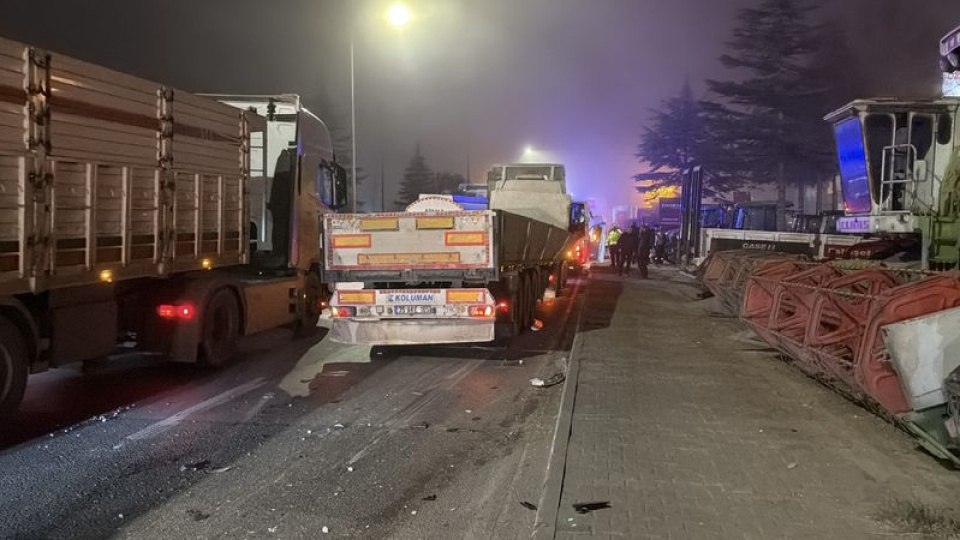 TIR ile servis minibüsü çarpıştı: 9 yaralı