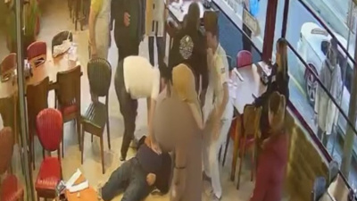 Fenalaşan müşterisini kalp masajıyla kurtardı