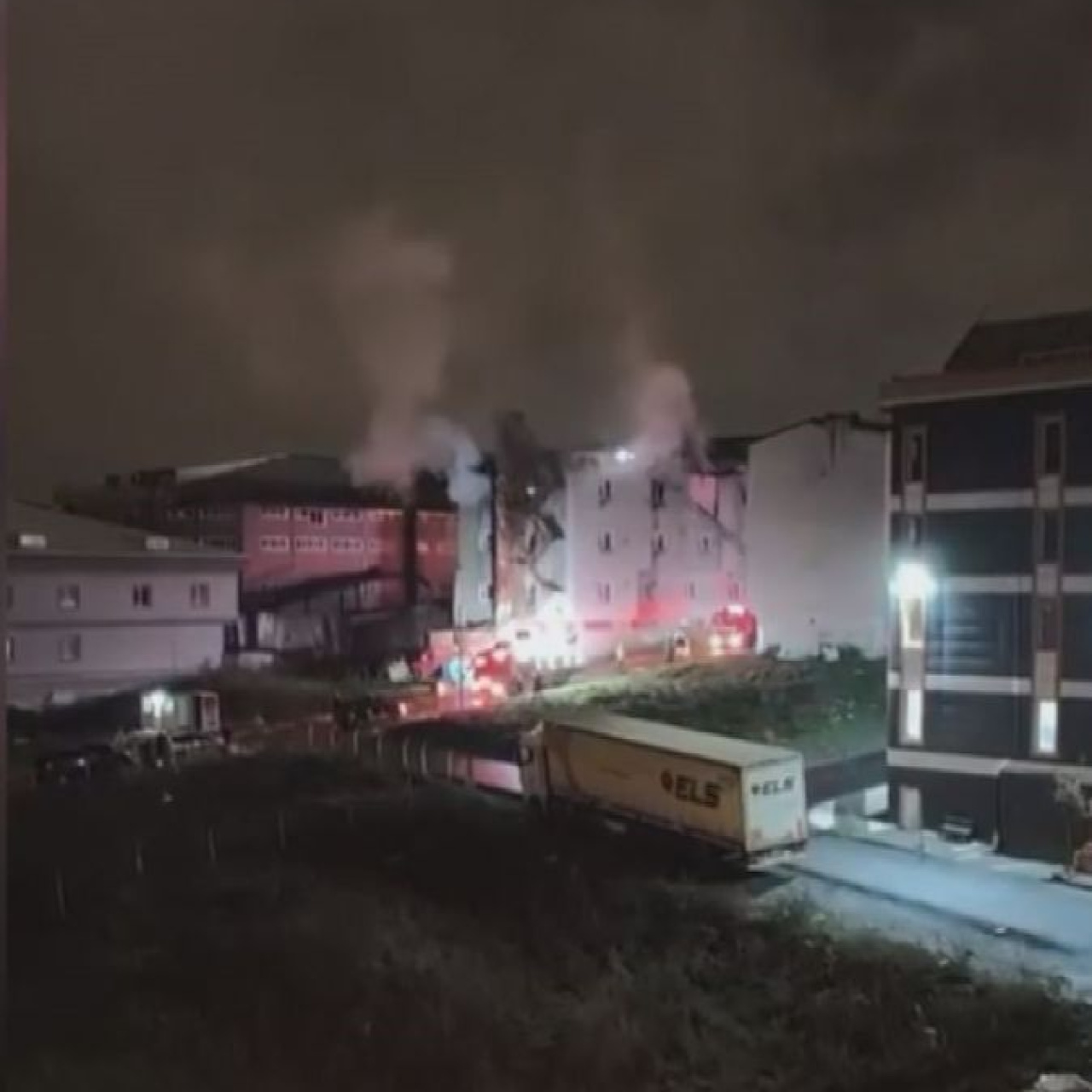 Arnavutköy'de fabrika yangını: 1'i ağır 3 yaralı