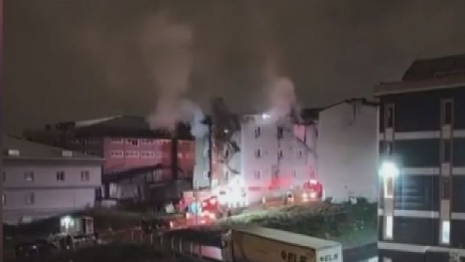 Arnavutköy'de fabrika yangını: 1'i ağır 3 yaralı