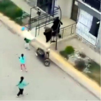 Tartıştığı ailenin 6 yaşındaki çocuğunu bıçakladı!