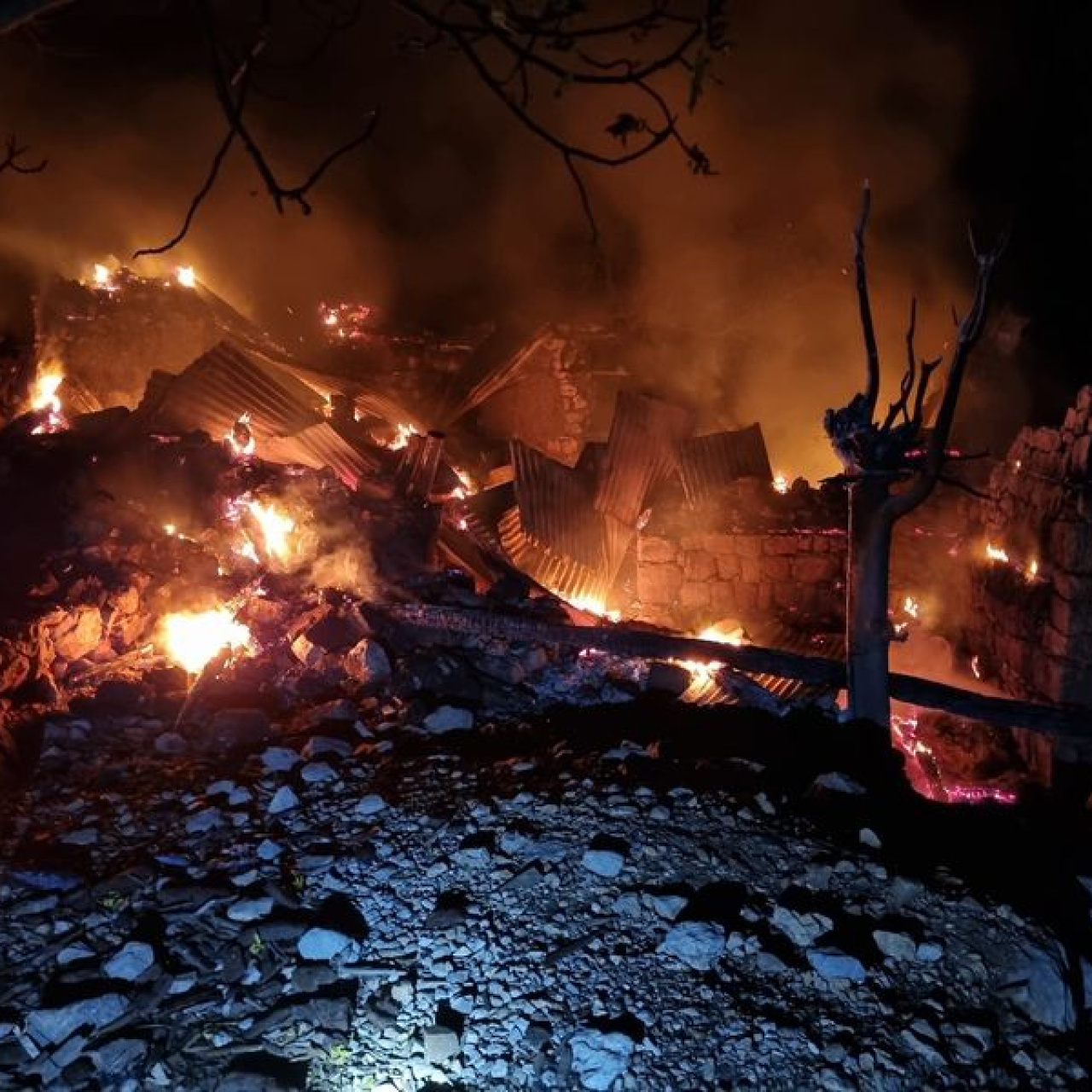 Yanan ev çöktü! Yürek yakan arama!