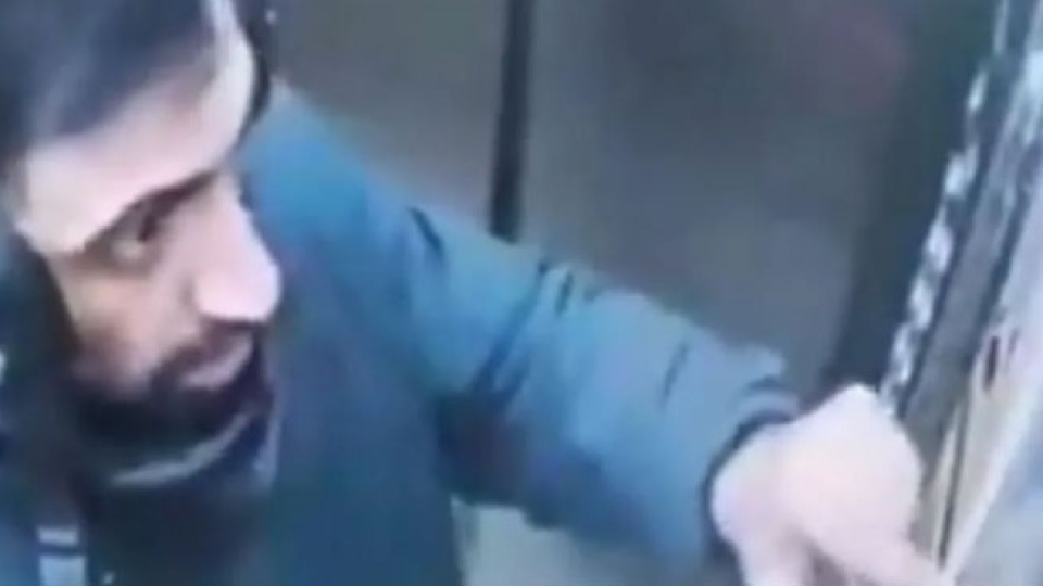 Atatürk'ün portresine kuryeden çirkin saldırı! Sıcak gelişme!