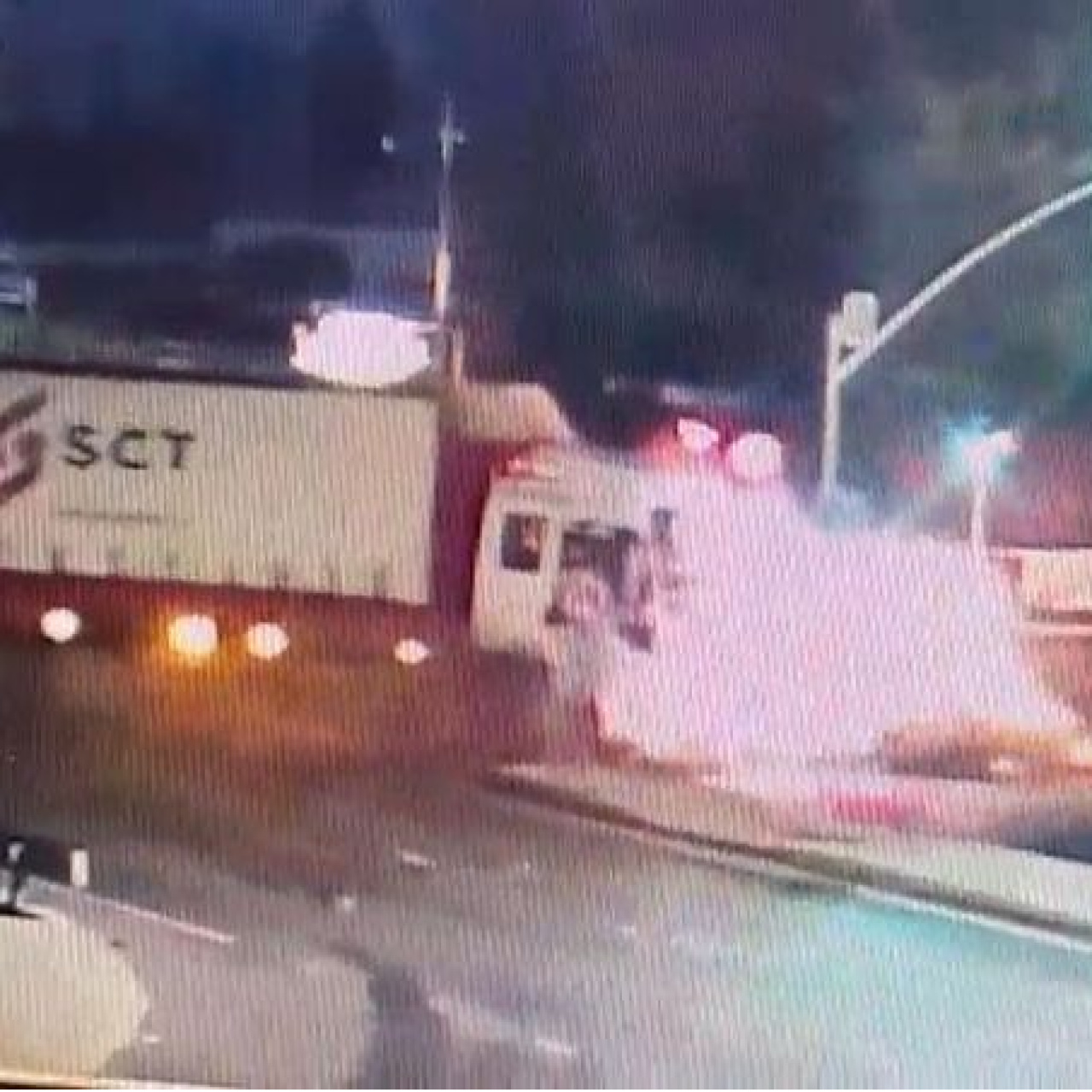 Otomobil alev aldı 1 ölü 1 yaralı