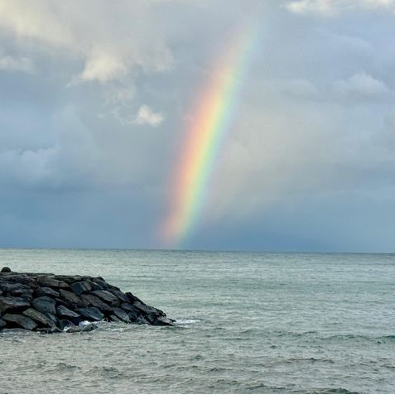 Denizin üzerinde gökkuşağı oluştu