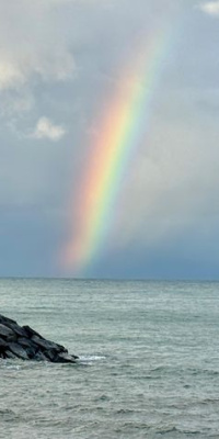Denizin üzerinde gökkuşağı oluştu