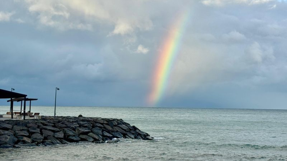 Denizin üzerinde gökkuşağı oluştu