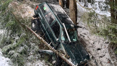 Cip uçuruma düştü: 5 yaralı