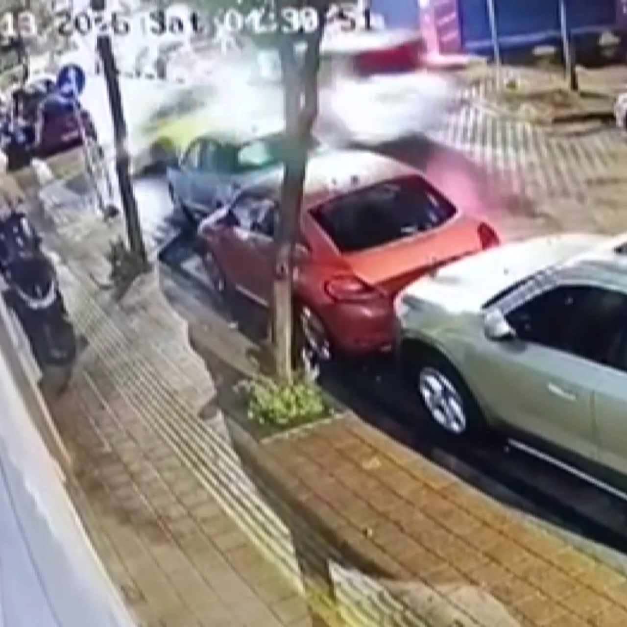 Önce çarptı sonra yola devam etti