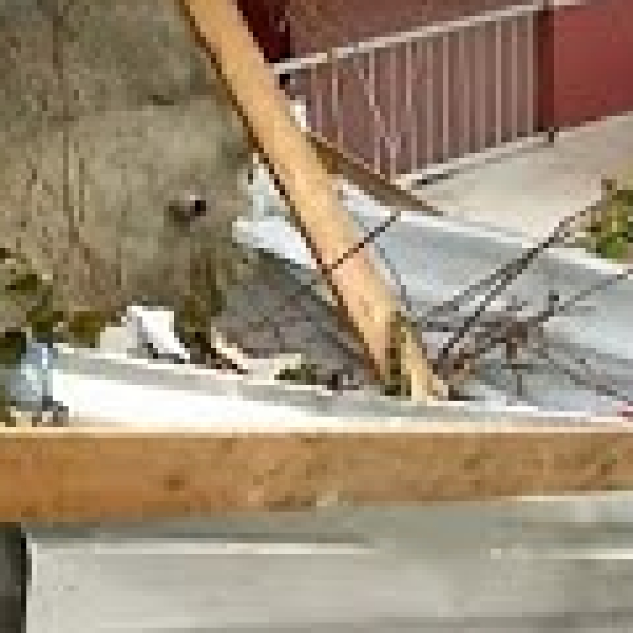 Merdivenlerin yarısı moloz doldu!