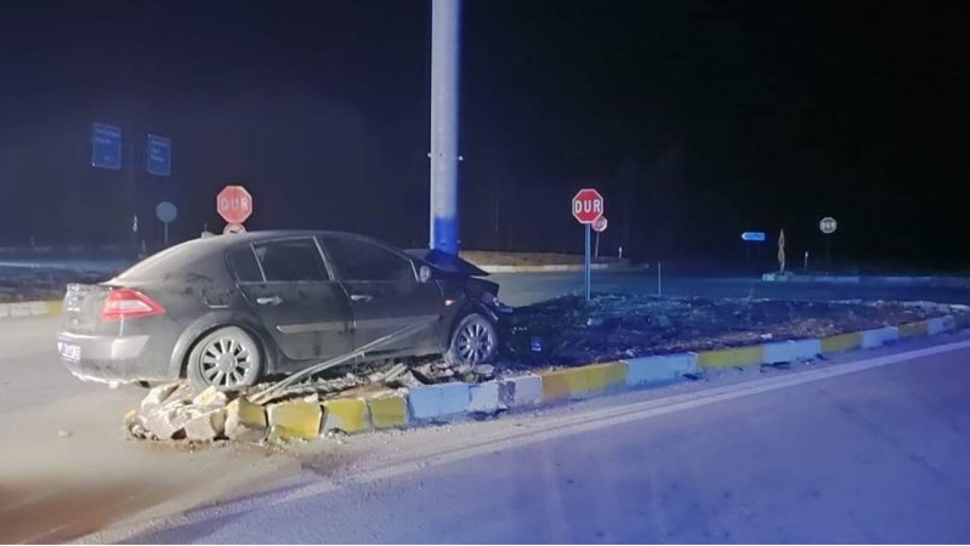 Konya'da tabela direğine çarpan otomobildeki 3 kişi yaralandı