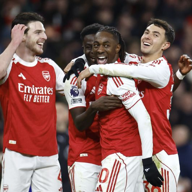 Arsenal, 90+4'te zirveyi bırakmadı!
