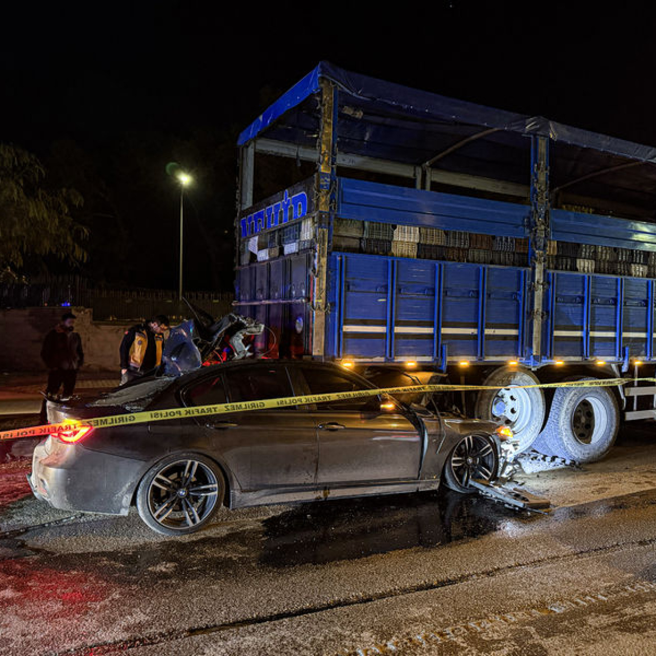 Otomobil kamyona çarptı: 1 ölü, 2 yaralı