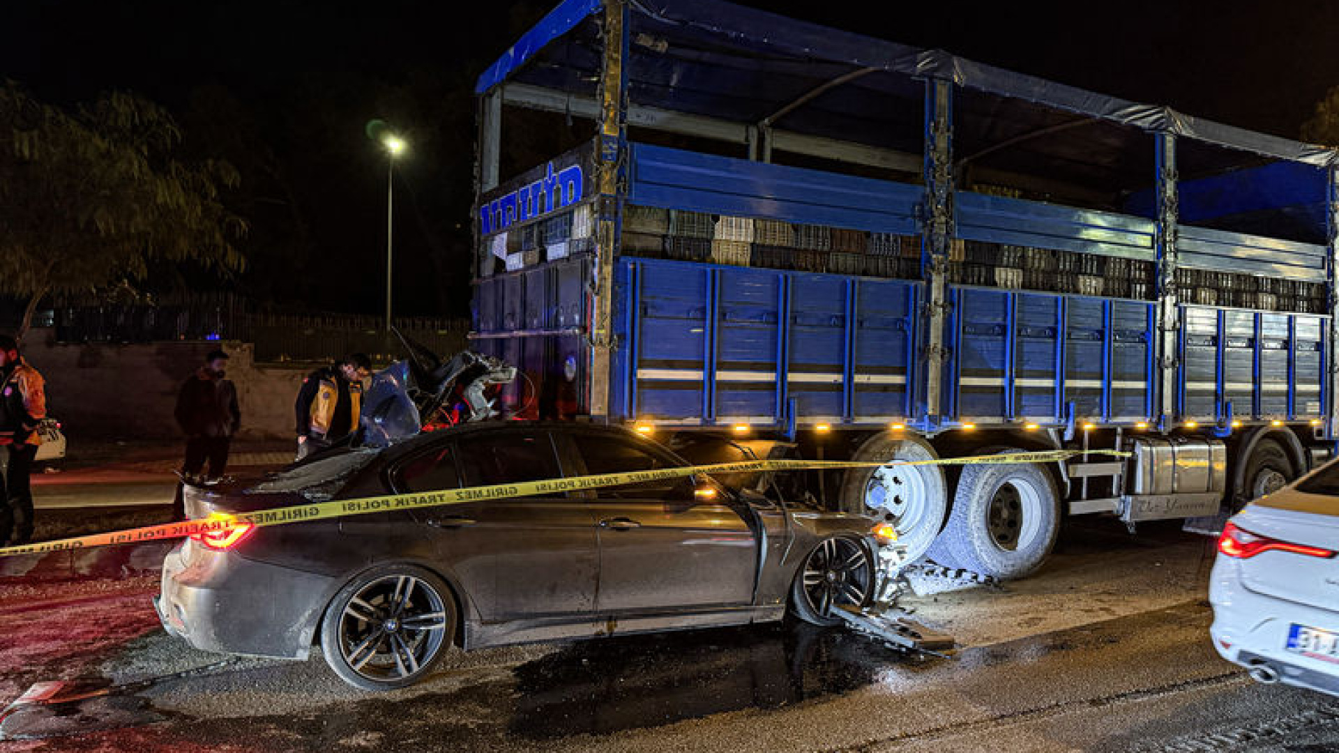 Adana'da kamyona çarpan otomobildeki 1 kişi öldü, 2 kişi yaralandı