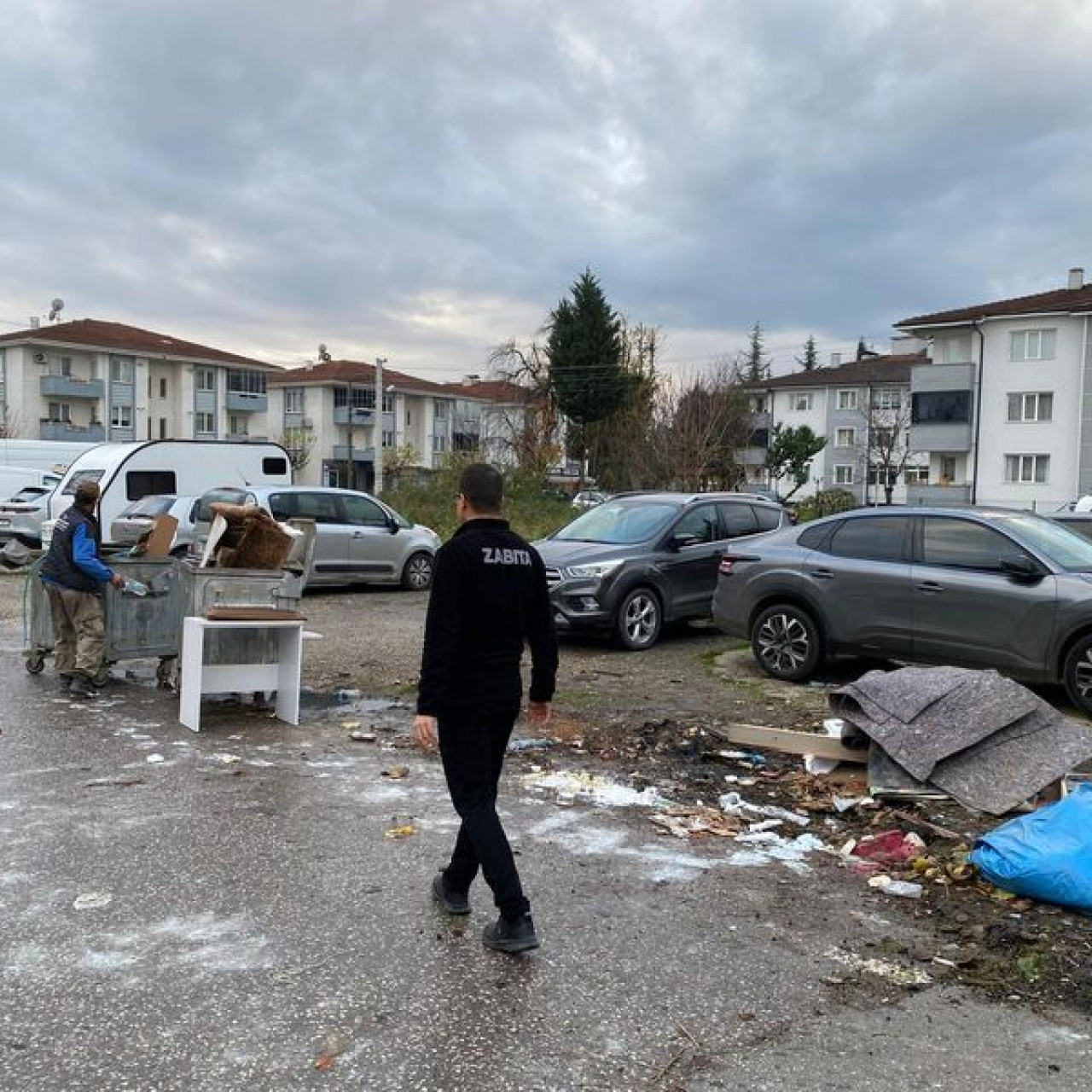 Çevreyi kirleten kişiye kirlettiği alan temizlettirildi