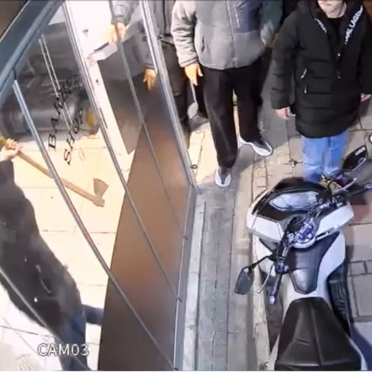 Baltayla kuaförü bastı!