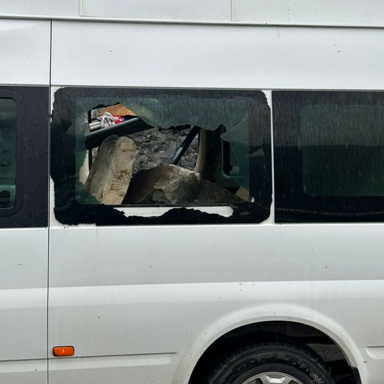 Yamaçtan kopan parça minibüse düştü