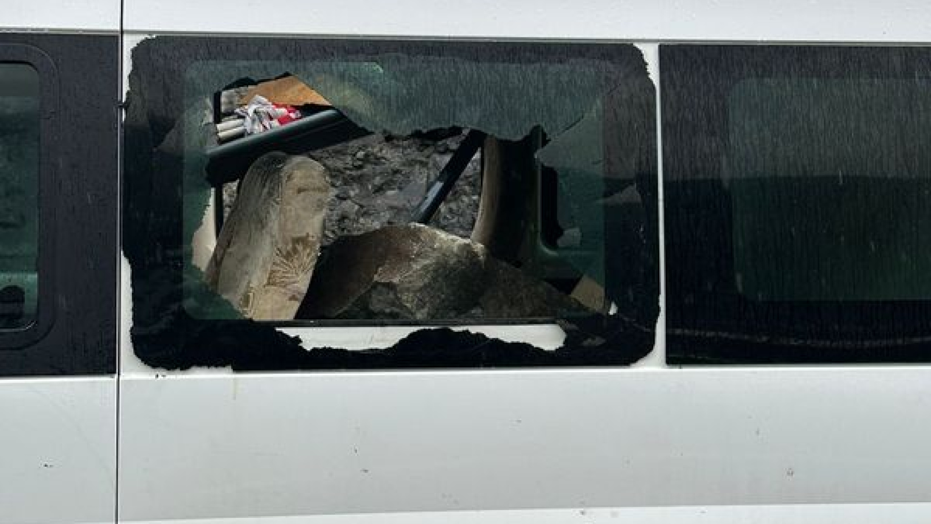 Son dakika: Artvin'de yamaçtan kopan parça minibüse düştü | Son dakika haberleri