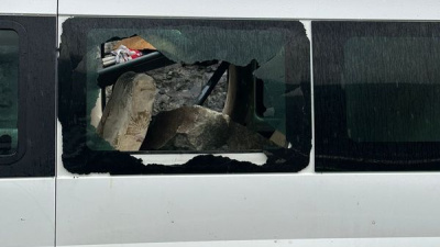 Yamaçtan kopan parça minibüse düştü