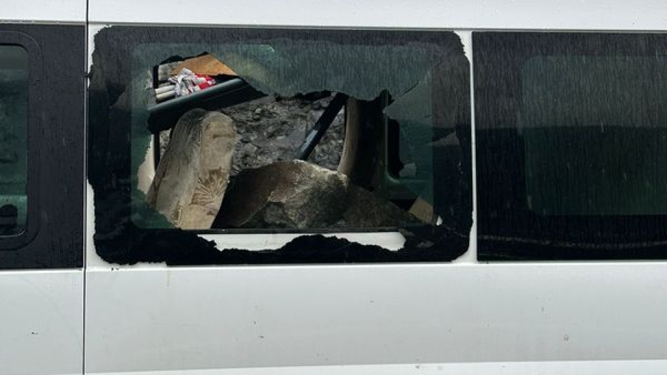 Yamaçtan kopan parça minibüse düştü