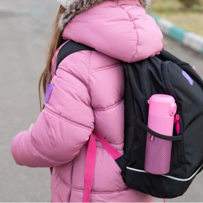 Sırt çantası deyip geçmeyin! Çocuklarda sırt ağrısı neden olur?