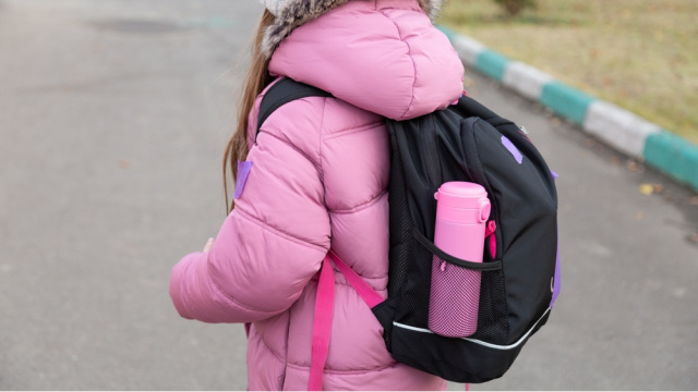 Sırt çantası deyip geçmeyin! Çocuklarda sırt ağrısı neden olur?