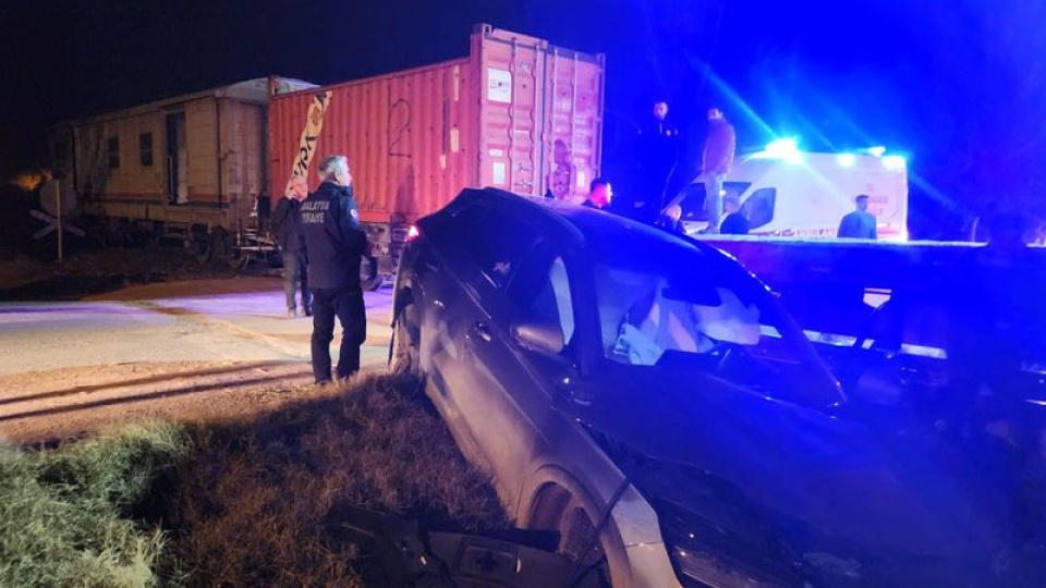 Yük treni otomobile çarptı: 5 yaralı