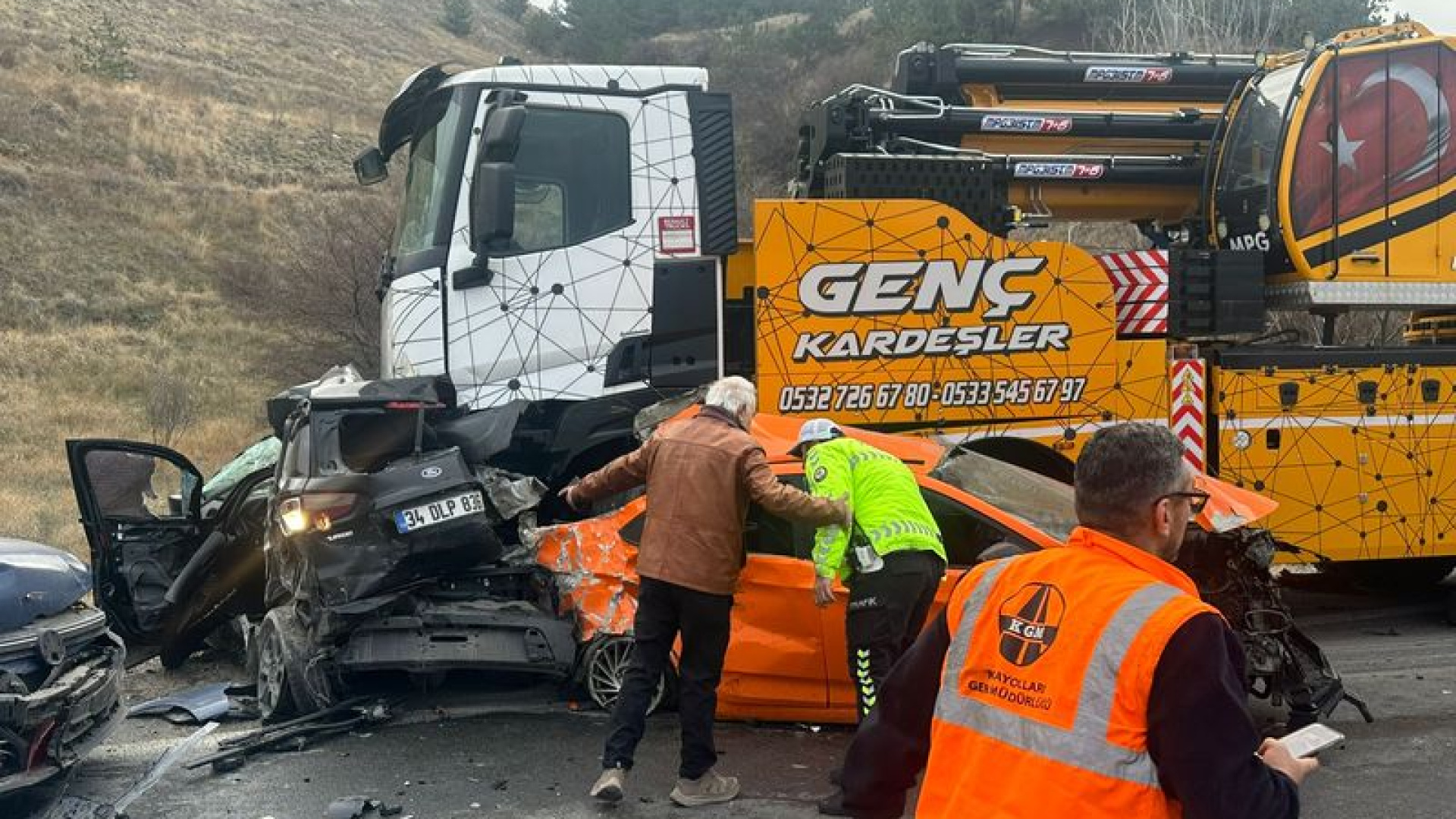 Ankara'da vinç, 13 araca çarptı; 5 yaralı