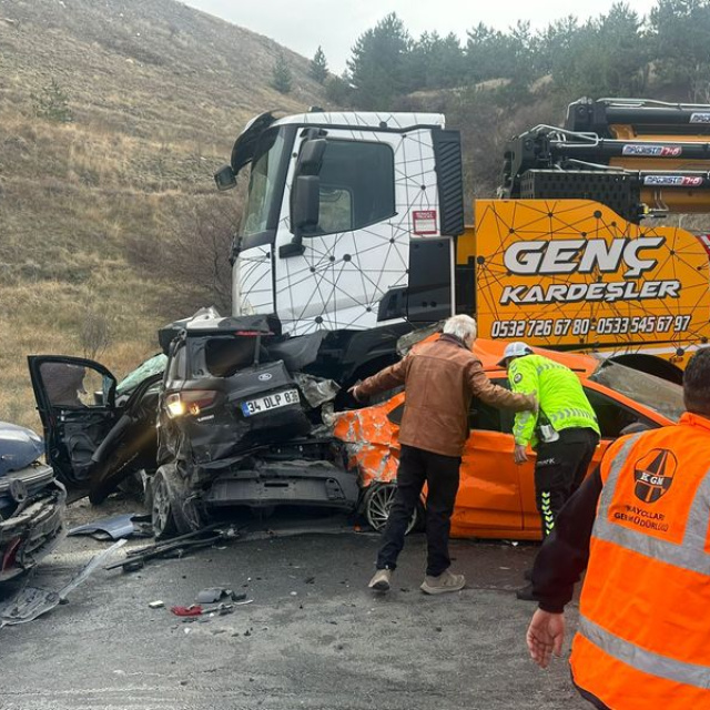 Ankara'da vinç, 13 araca çarptı; 5 yaralı