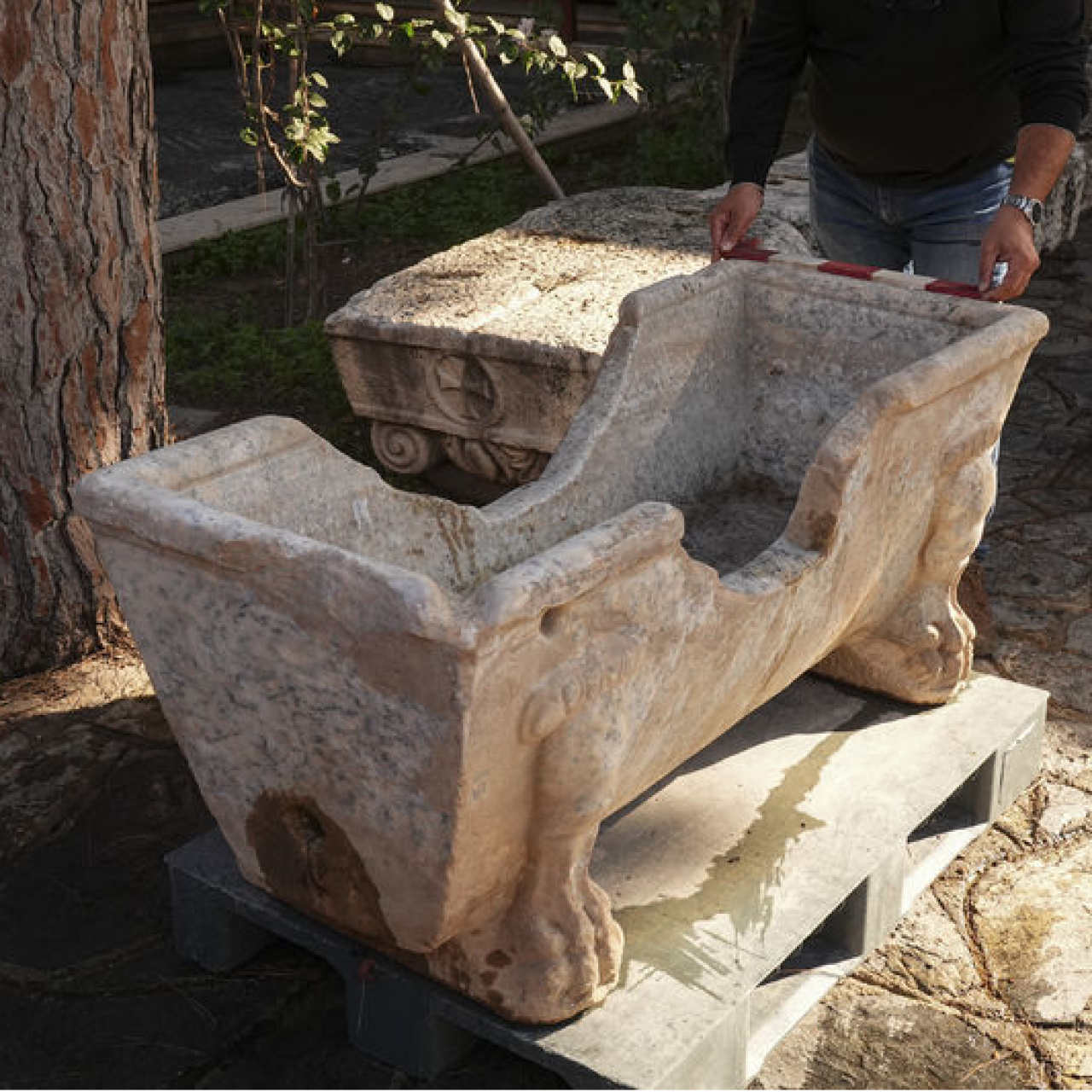 Romalı seçkinler kullanıyordu, çeşme yalağına çevrilmiş!