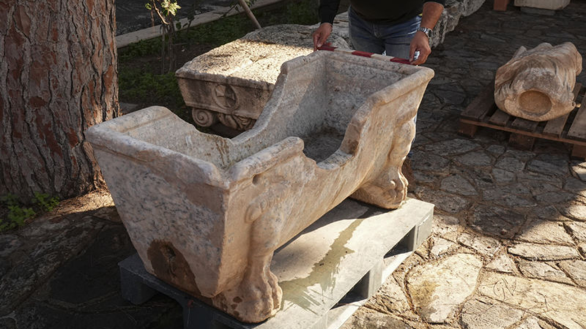 Romalı seçkinlerin kullandığı mermer küvet çeşme yalağına çevrilmiş