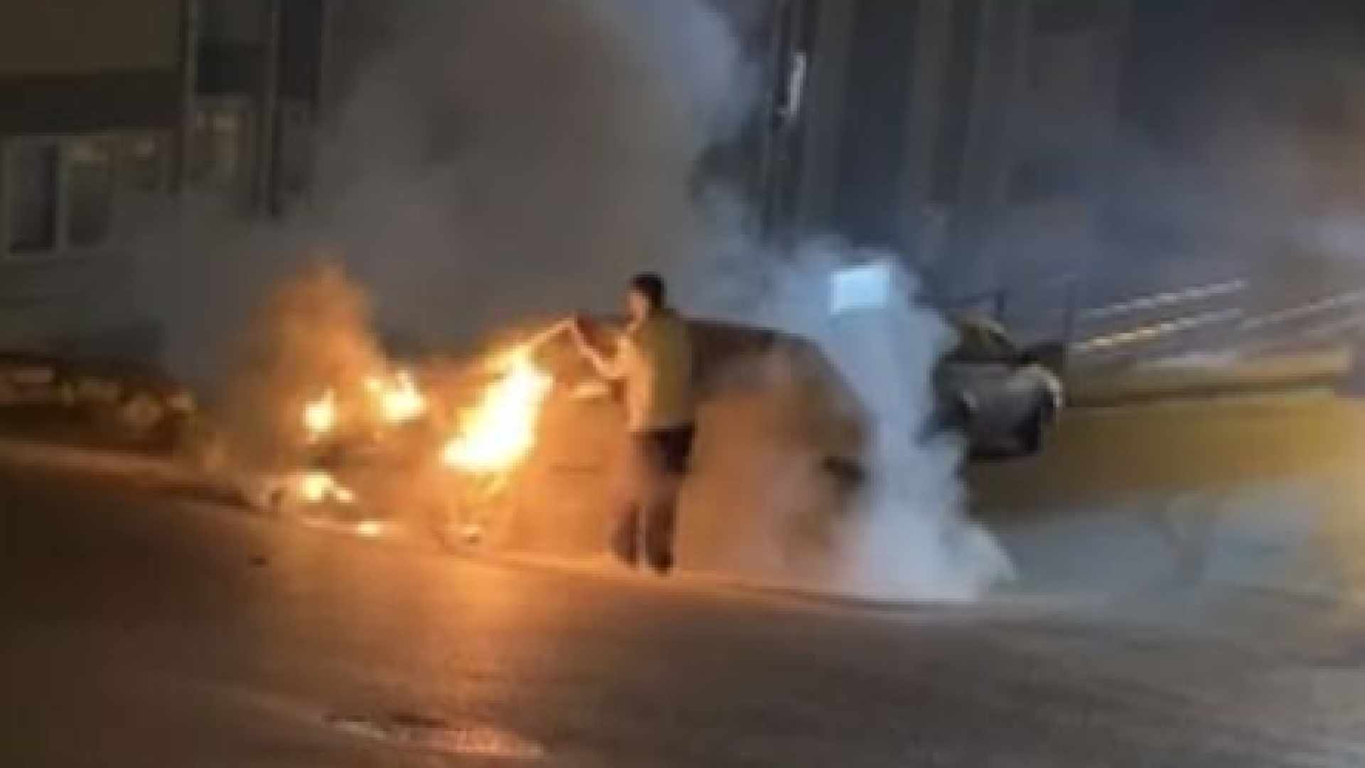 Alkollü sürücünün duvara çarptığı otomobil yandı